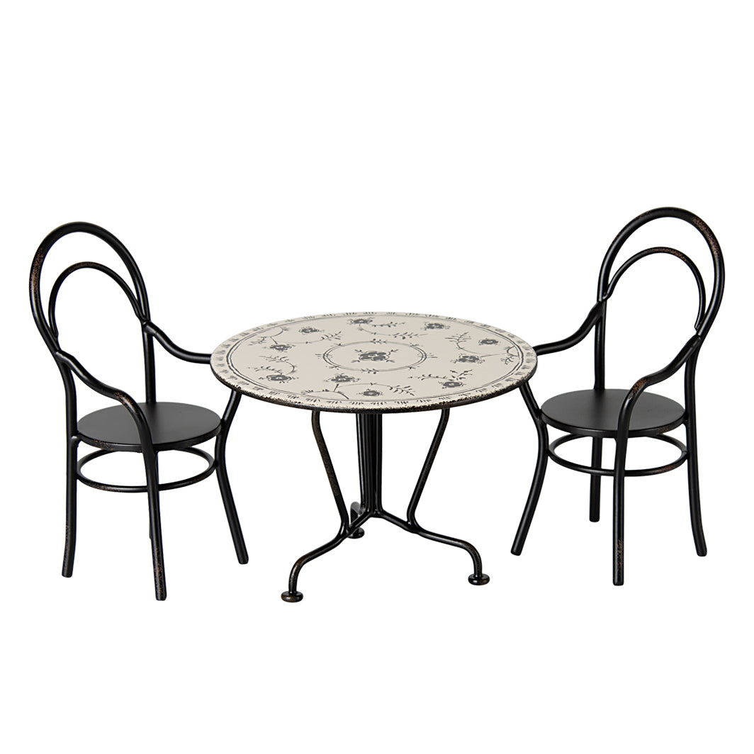 Maileg dukketilbehør til kaniner, spisebord m. 2 stole - Miniature