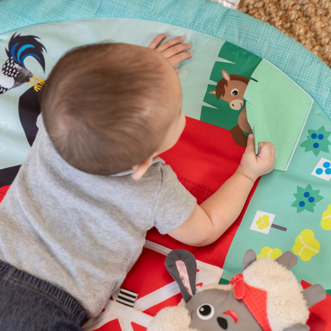BABY Einstein Happy Harvest™ aktivitetstæppe med sanseoplevelser