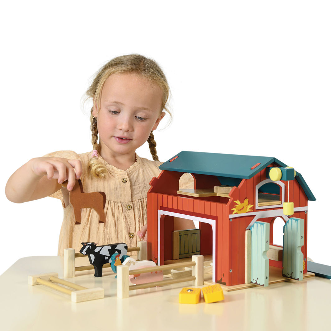 Mentari, Stor rød stald med dyr