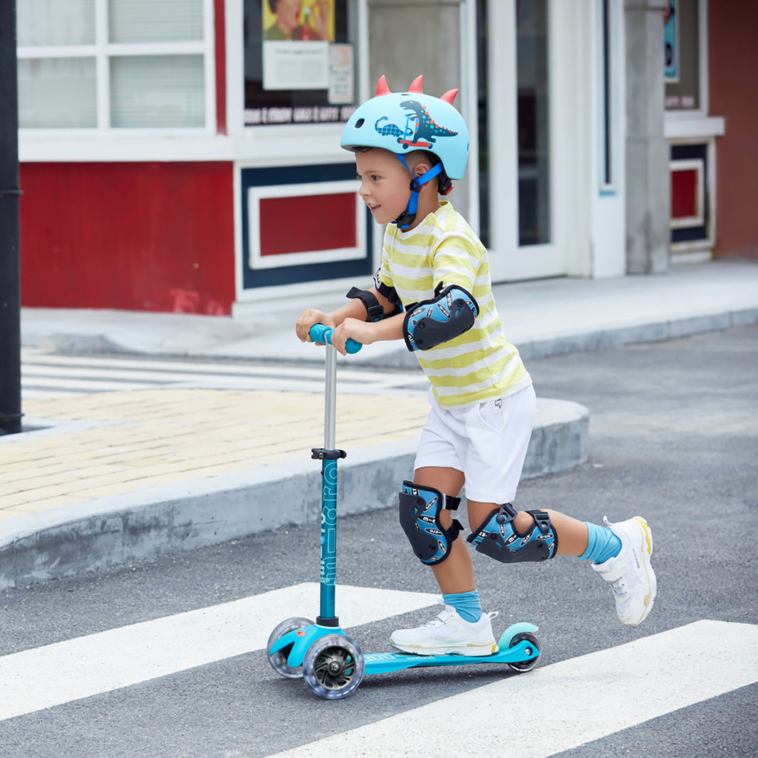 Micro Hjelm, 3D Scootersaurus - Str. M (5-8 år)