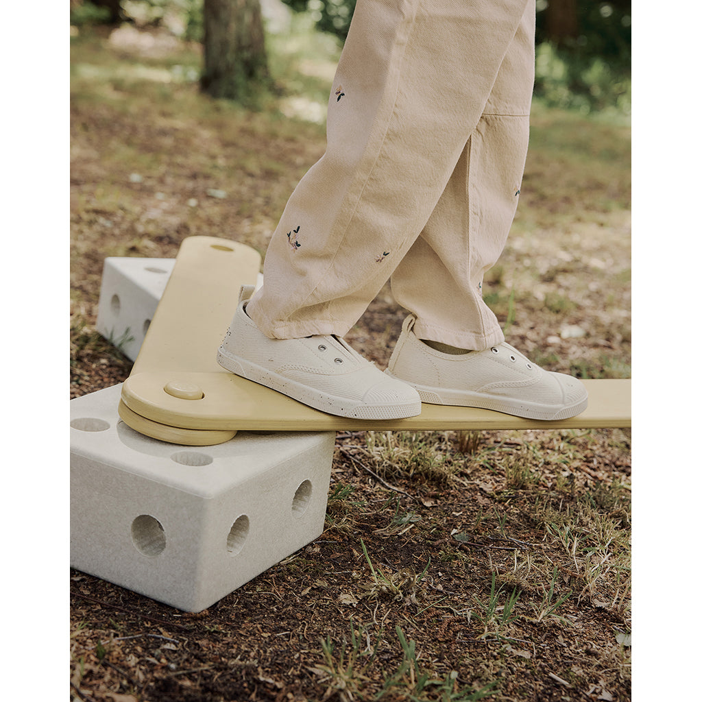 Modu Balance track, balancebane i træ og m skum klodser, aktivitetslegetøj - Sand grey/ Honey yellow