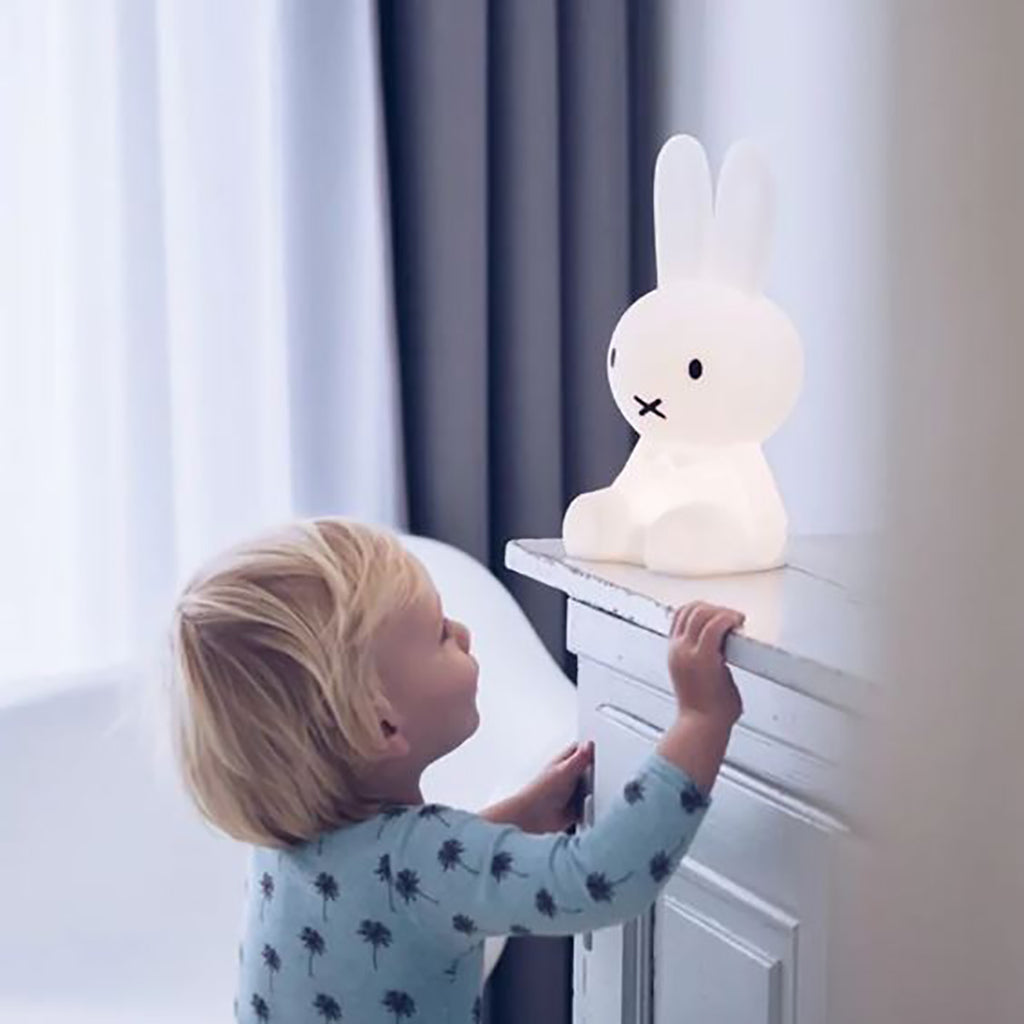 Mr Maria Miffy First Light, natlampe til børn, 30 cm - Kaninlampe i blød silikone
