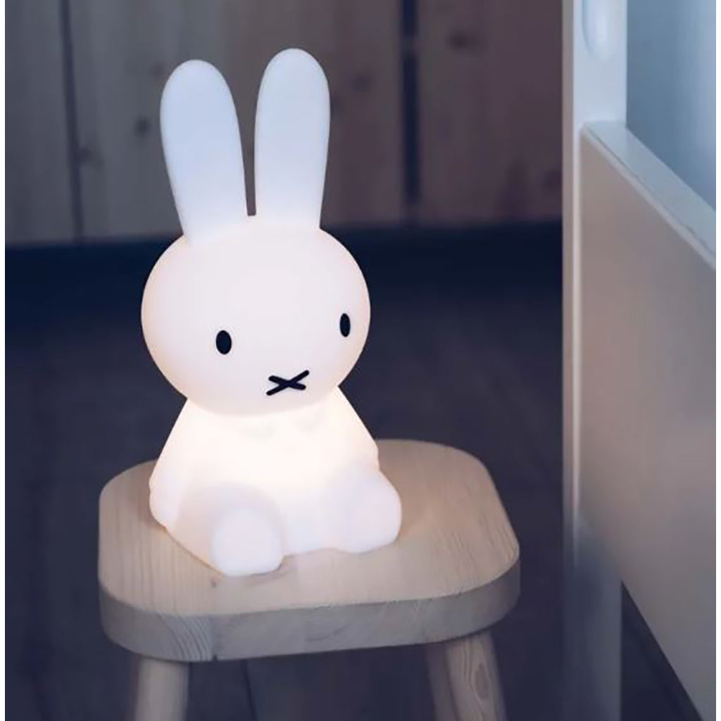 Mr Maria Miffy First Light, natlampe til børn, 30 cm - Kaninlampe i blød silikone