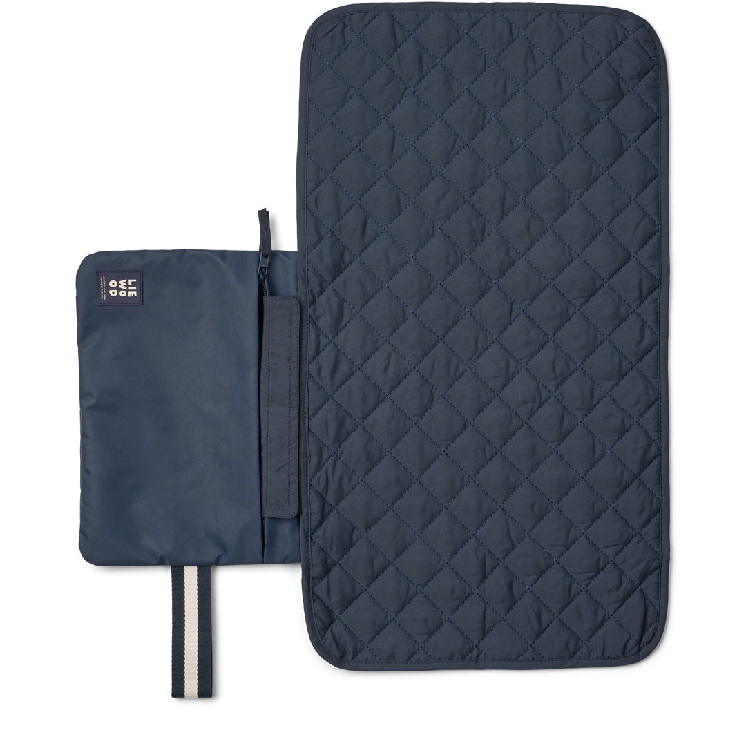 Liewood transportabel puslemåtte, Dina - Classic navy
