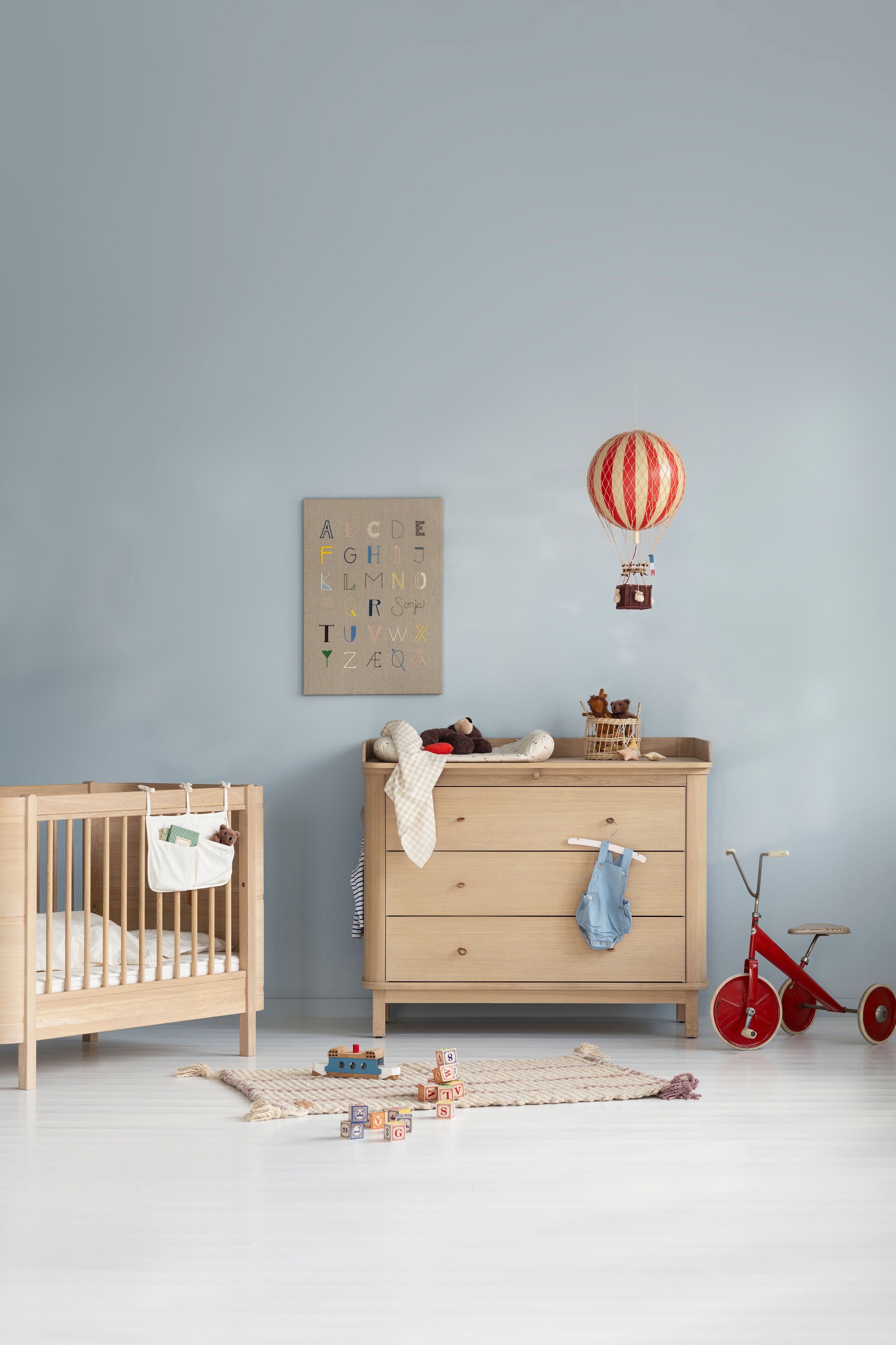 Oliver Furniture tremmeseng, puslekommode og legetøj i indbydende børneværelse