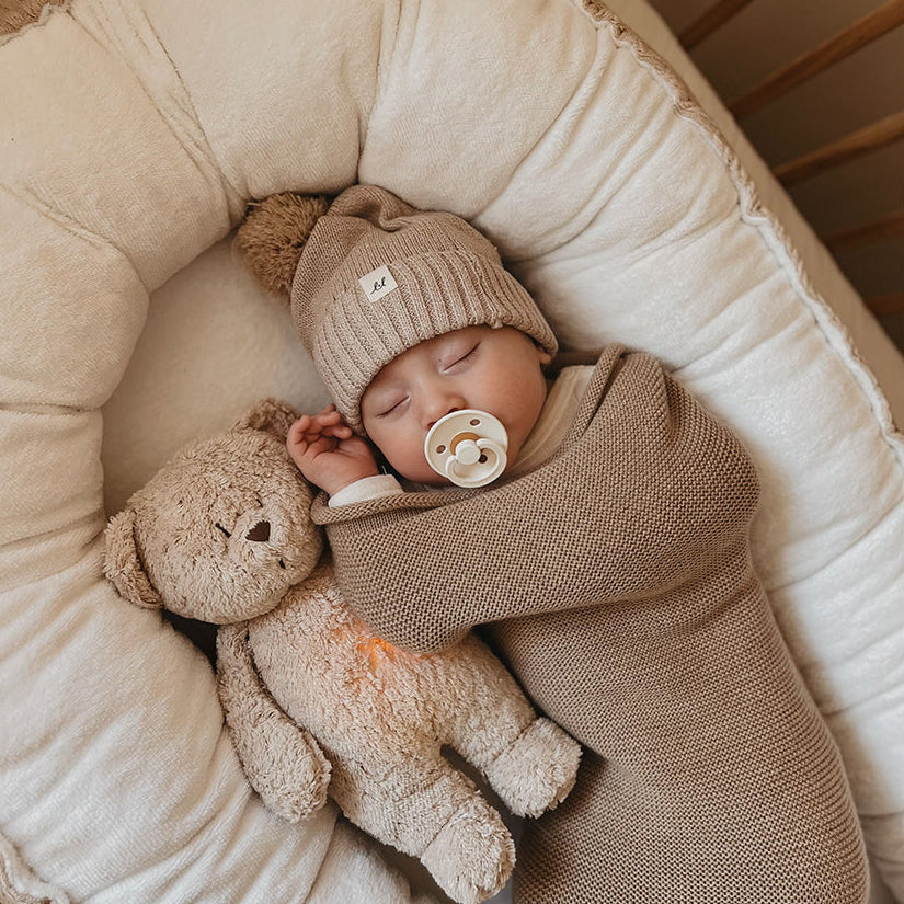 Moonie 2.0, økologisk Humming bjørn m pink noise og lampe - Sand