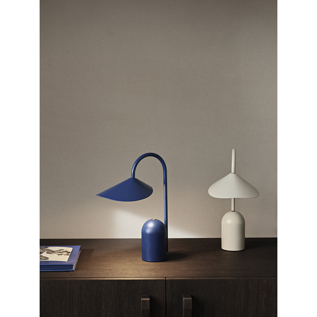 ferm Living Arum bærbar lampe, Bright Blue