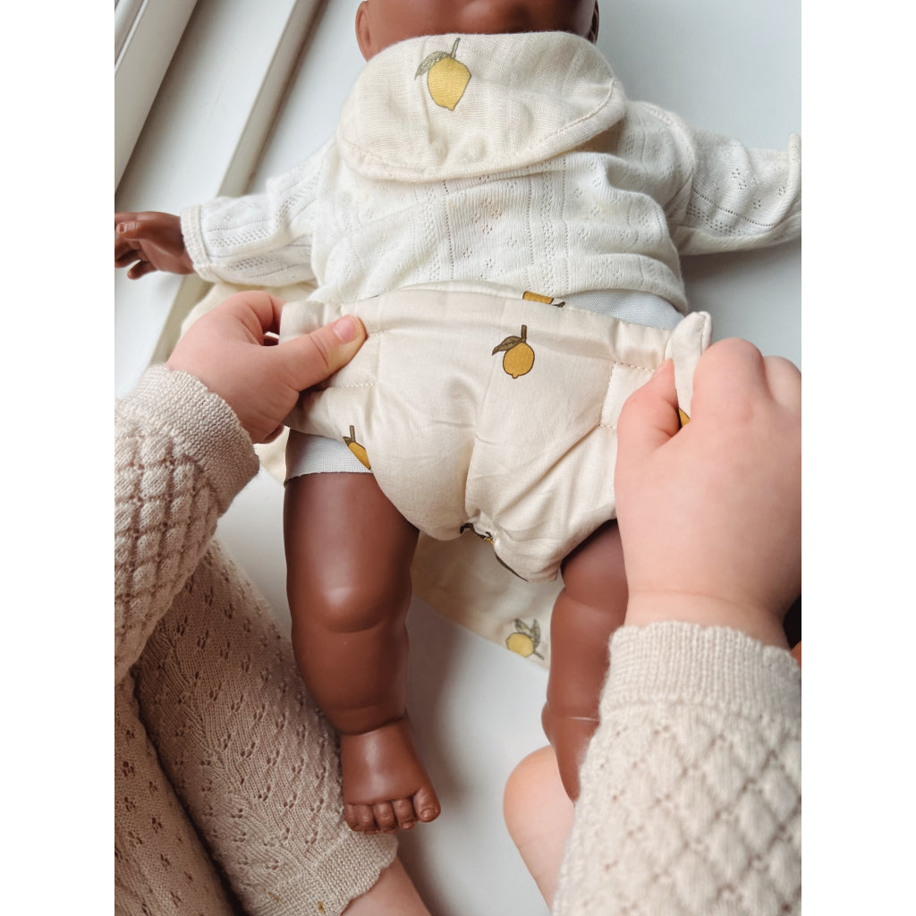 Konges Sløjd dukketilbehør, ble, tæppe og hagesmæk - Lemon