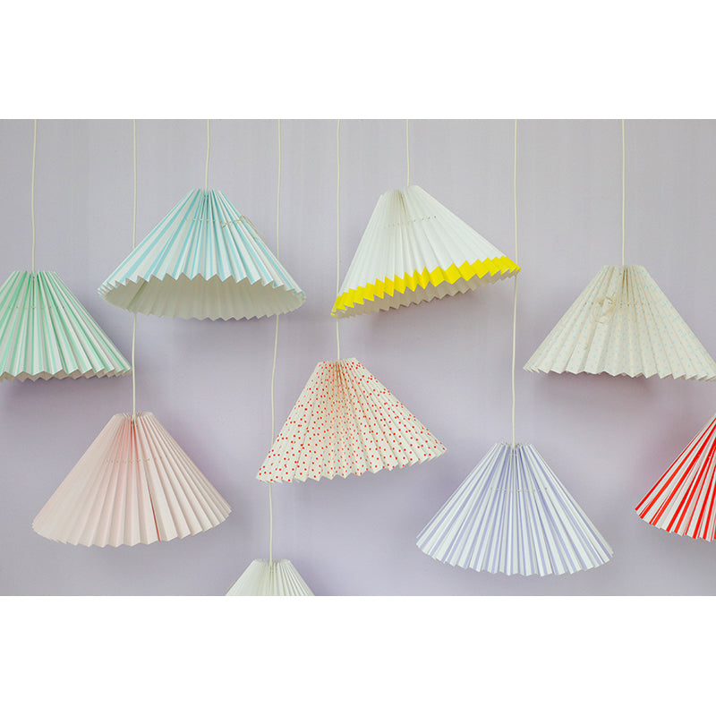 Pink Rose Loftslampe m foldet skærm i papir - 32 cm - Beige m. lyserøde prikker