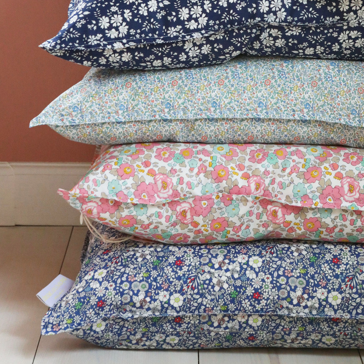 Lirum Larum Leg Mini, Liberty pude, 50 x 50 cm - Ofelia