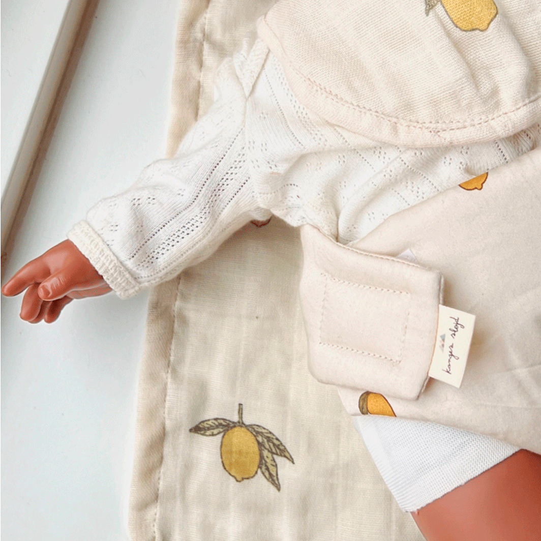 Konges Sløjd dukketilbehør, ble, tæppe og hagesmæk - Lemon