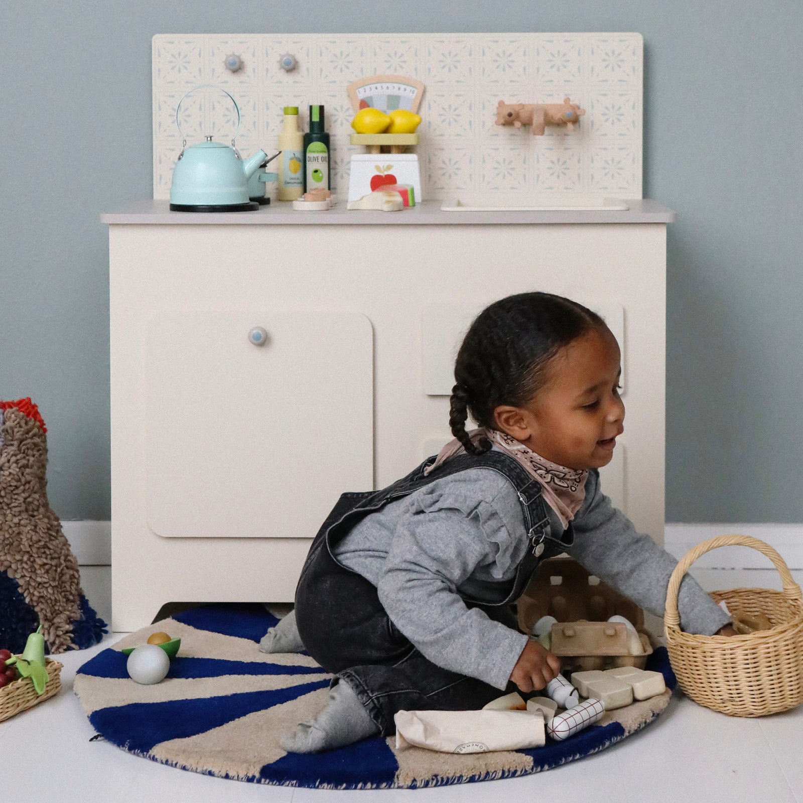 ferm Living gulvtæppe, rundt - Arch small, bright blue/off-white