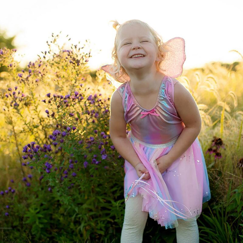 Great Pretenders udklædningstøj, Regnbue sommerfugleskørt m. vinger og stav - Str. 4-6 år