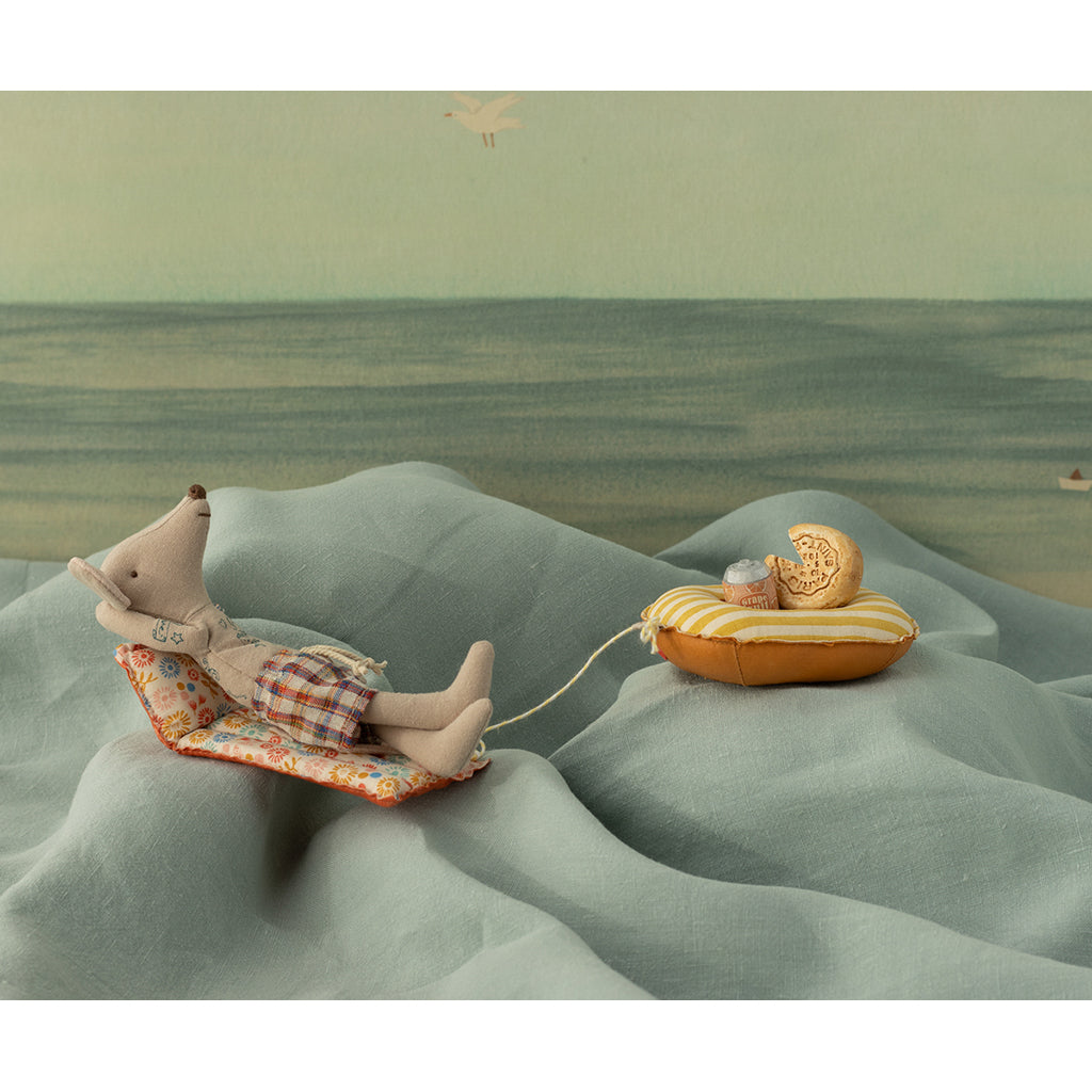 Maileg Strandmus med luftmadras, far - Blomster