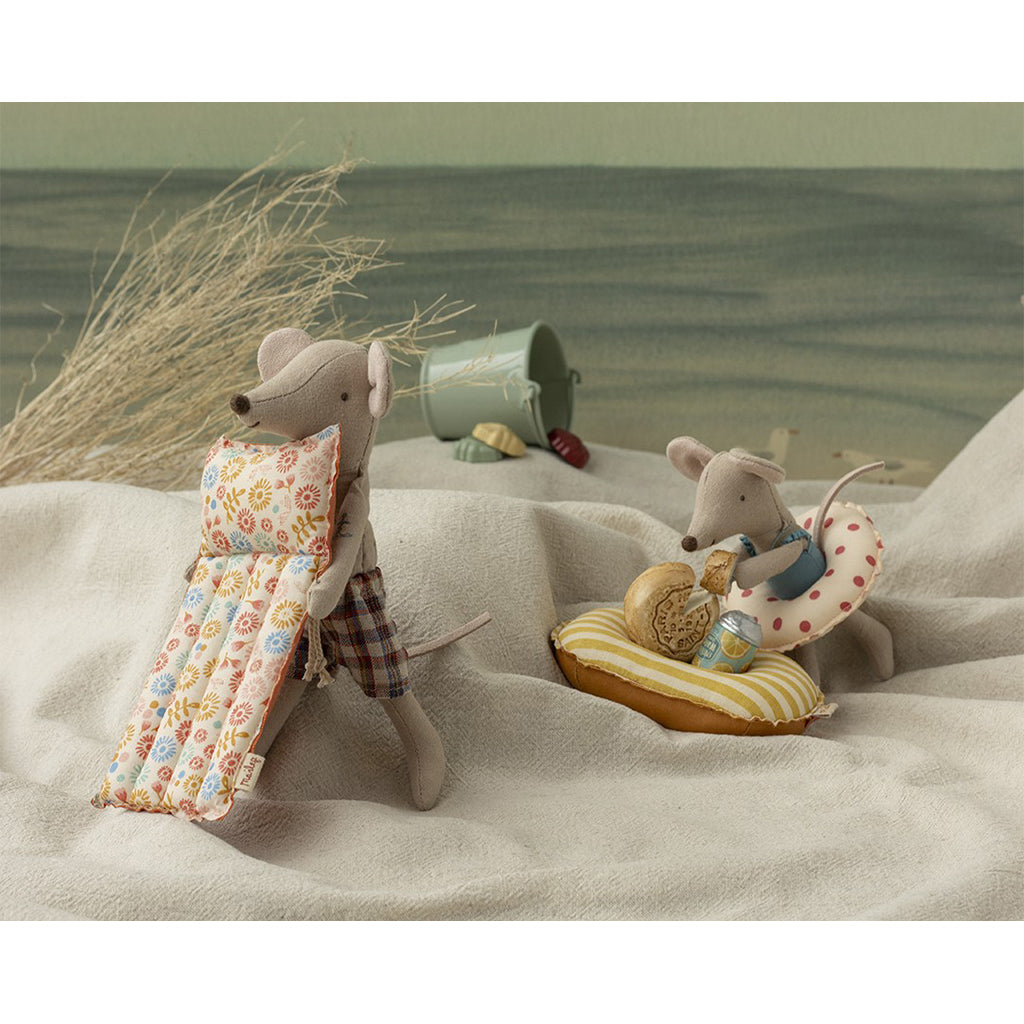 Maileg Strandmus med luftmadras, far - Blomster