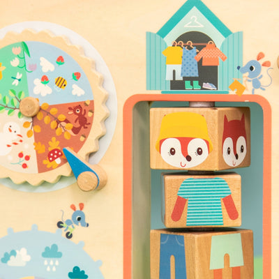 Lilliputiens aktivitetsplatta i trä, Kläder för väder