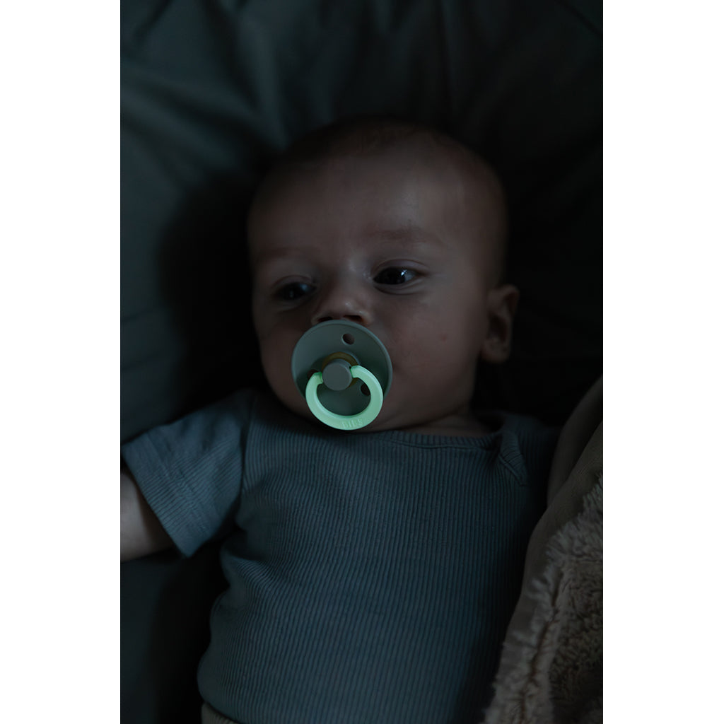 Bibs sut i naturgummi, str. 2 -  Baby Blue GLOW