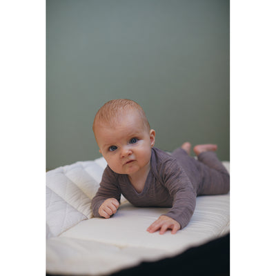 Copenhagen Colors økologisk babylift og legetæppe, Dark gret w cream solid stripe