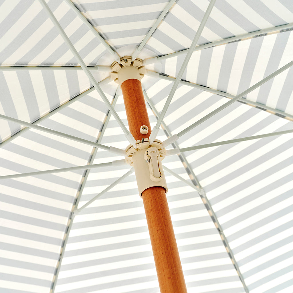 Sunnylife Luxe strandparasol, UP50+ faktor - Seagrass stripe