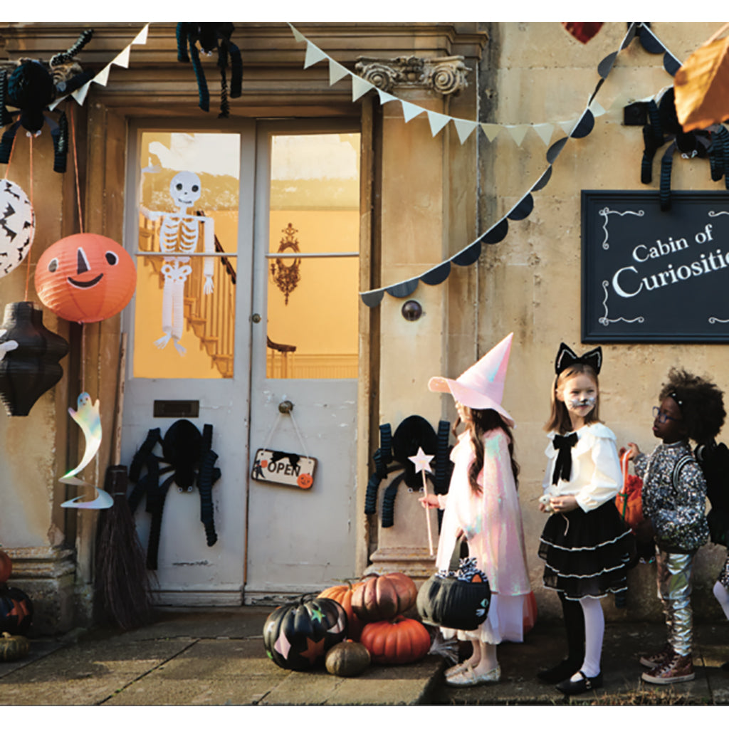 Meri Meri Halloween pynt, 3 flyvende honeycomb hekse blandt stjerner