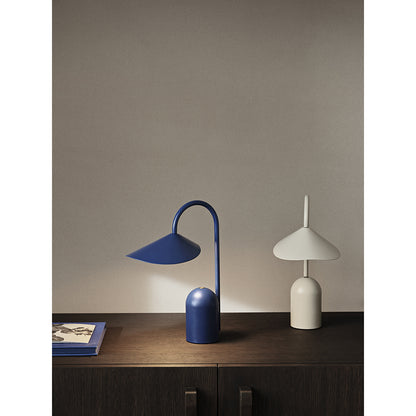 ferm Living Arum bærbar lampe, Bright Blue
