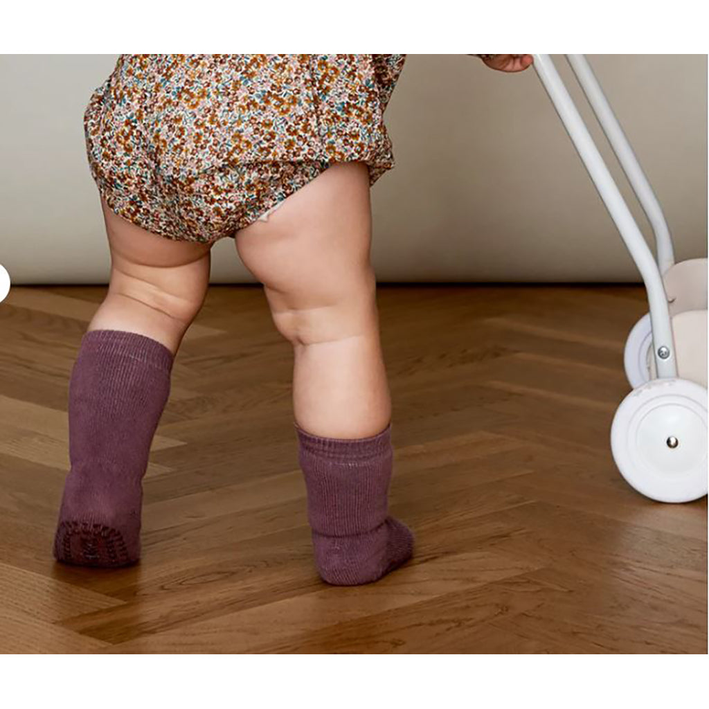 GoBabyGo skridsikre strømper m. gummidutter, Misty plum