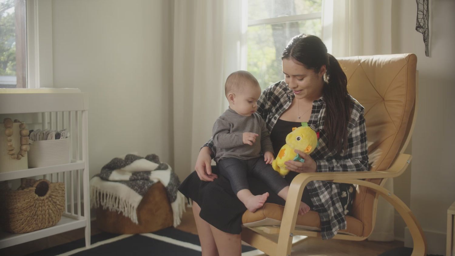 produkt video af baby og mor med Baby Einstein Sea Dreams Seahorse er et blødt tøjdyr med lys og musik