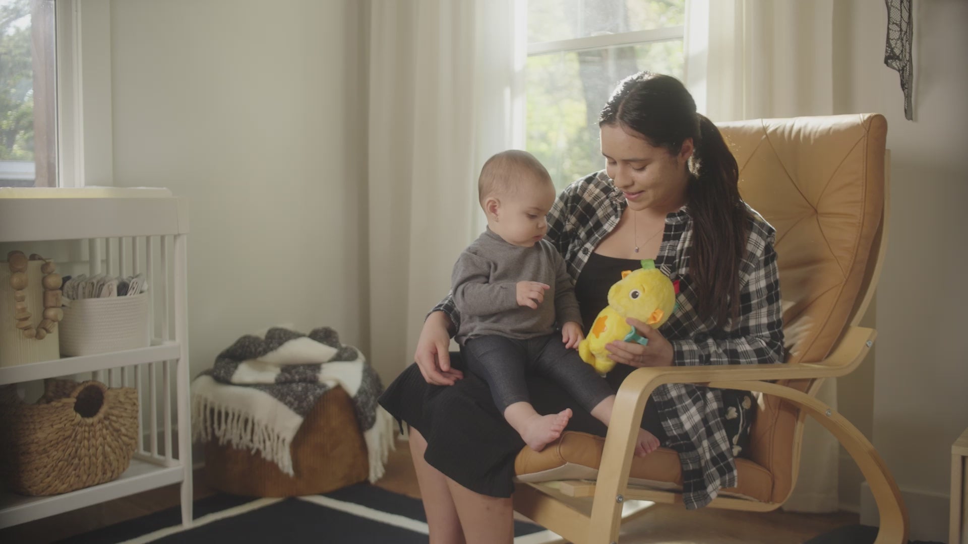 produkt video af baby og mor med Baby Einstein Sea Dreams Seahorse er et blødt tøjdyr med lys og musik