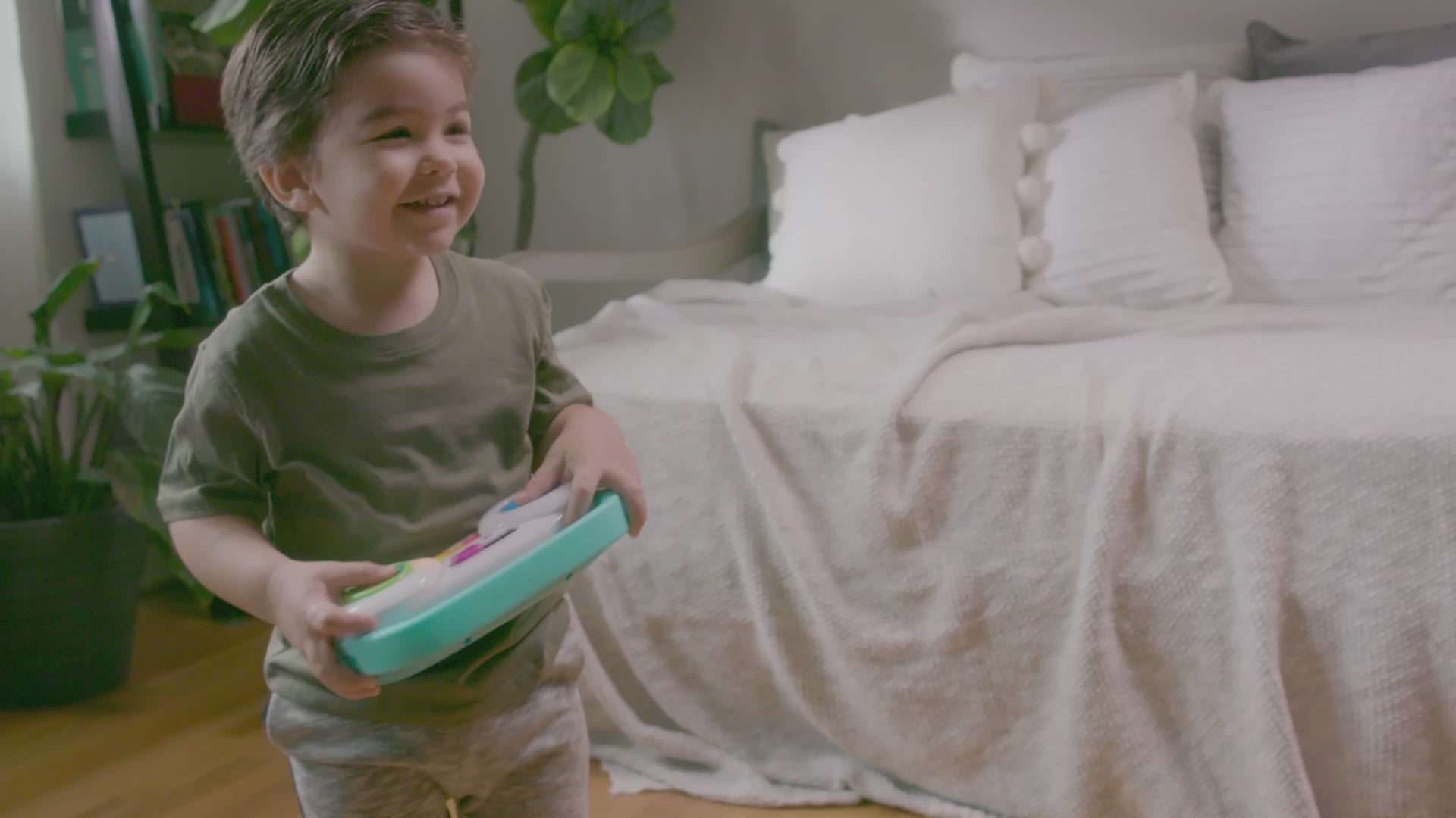 Video af Baby Einstein Musikinstrument til tumlinger, hvor barn viser de forskellige funktioner som afgiver lyd