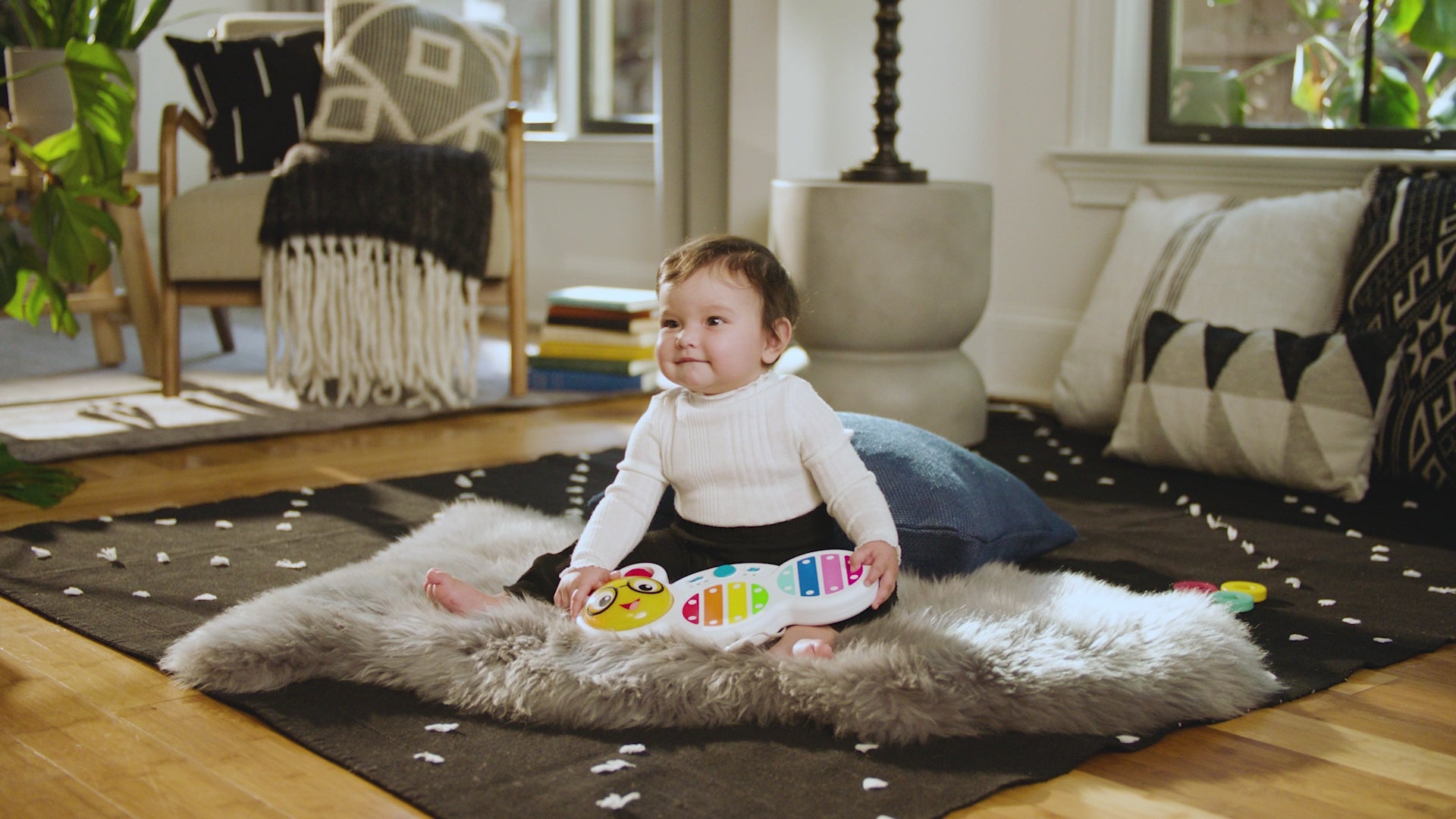 Video af baby med Baby Einstein Cals Xylofon – farverigt musiklegetøj med lys, 16 melodier og to indstillinger til børn fra 0-5 år.