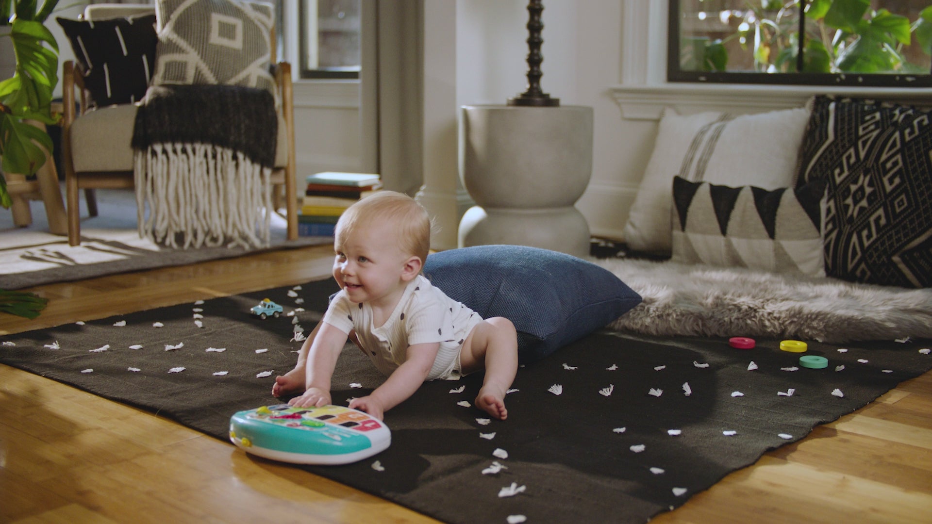 Video af musikalsk legetøjsklaver fra Baby Einstein med lys, 20 klassiske melodier og taltræning på tre sprog til børn fra 3 mdr. til 5 år.