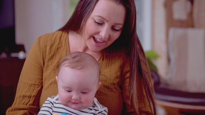 Video viser baby i leg med BABY Einstein Rangle, Outstanding Opus™ sensoriske rangle