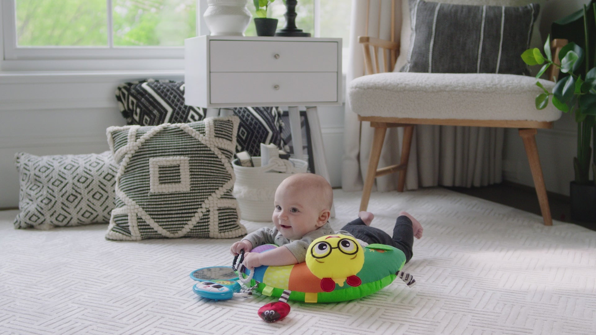 Video der viser BABY Einstein Cal-a-Pillow™ Tummy time aktivitetslegetøj