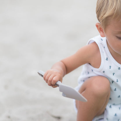 Scrunch sandlegetøj, skovl - duck egg blue