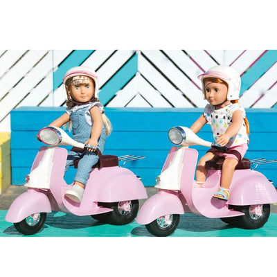 Our Generation dukketilbehør, scooter - lyserød vist med dukker