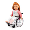Our Generation dukketilbehør, Hospitalssæt m kørestol - vist med dukke