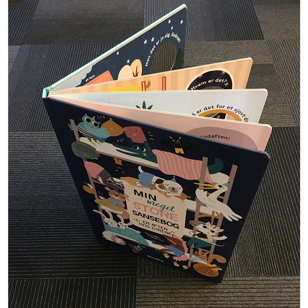 Forlaget Room2Play, Min meget store sansebog - En aften hos dyrene