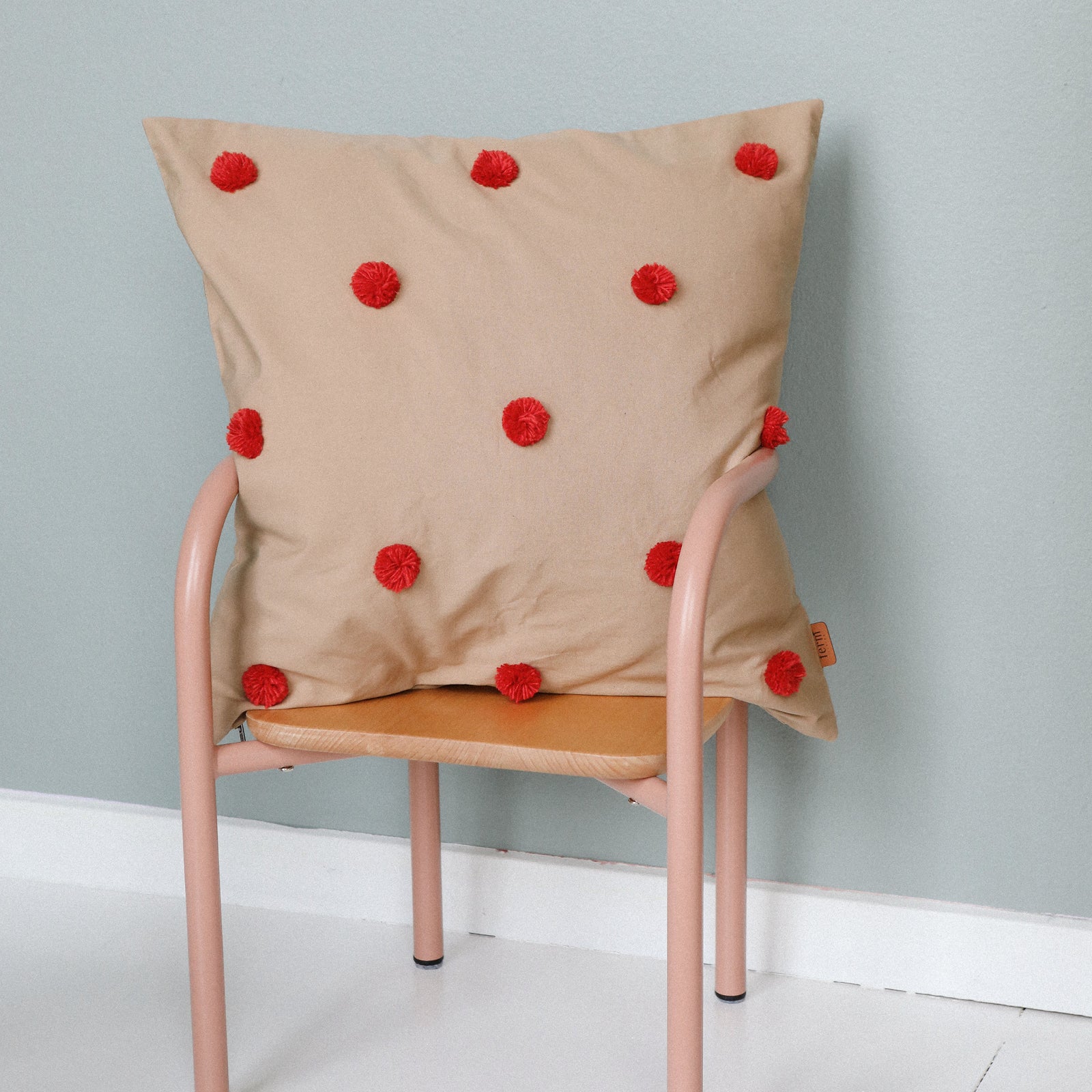 ferm Living pude, Dot Tuftet - Camel/red