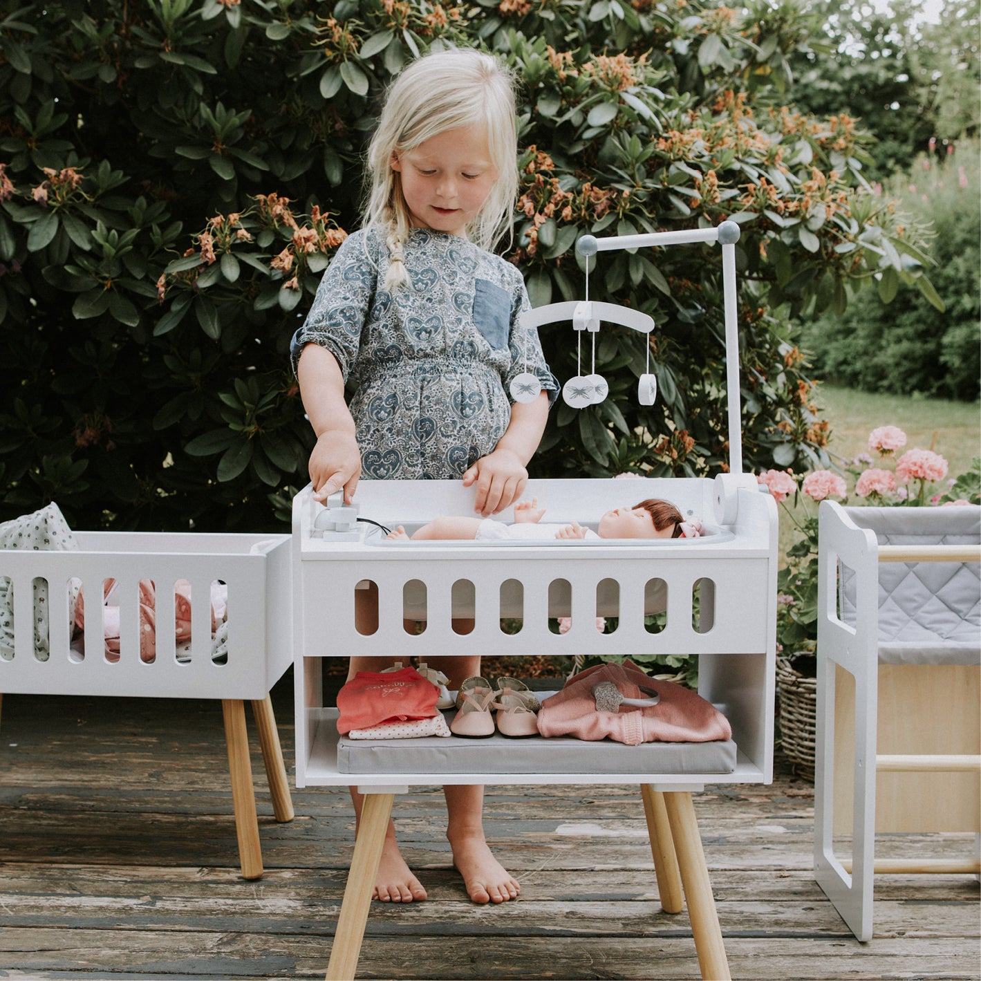 By Astrup dukketilbehør, puslebord i træ m badekar