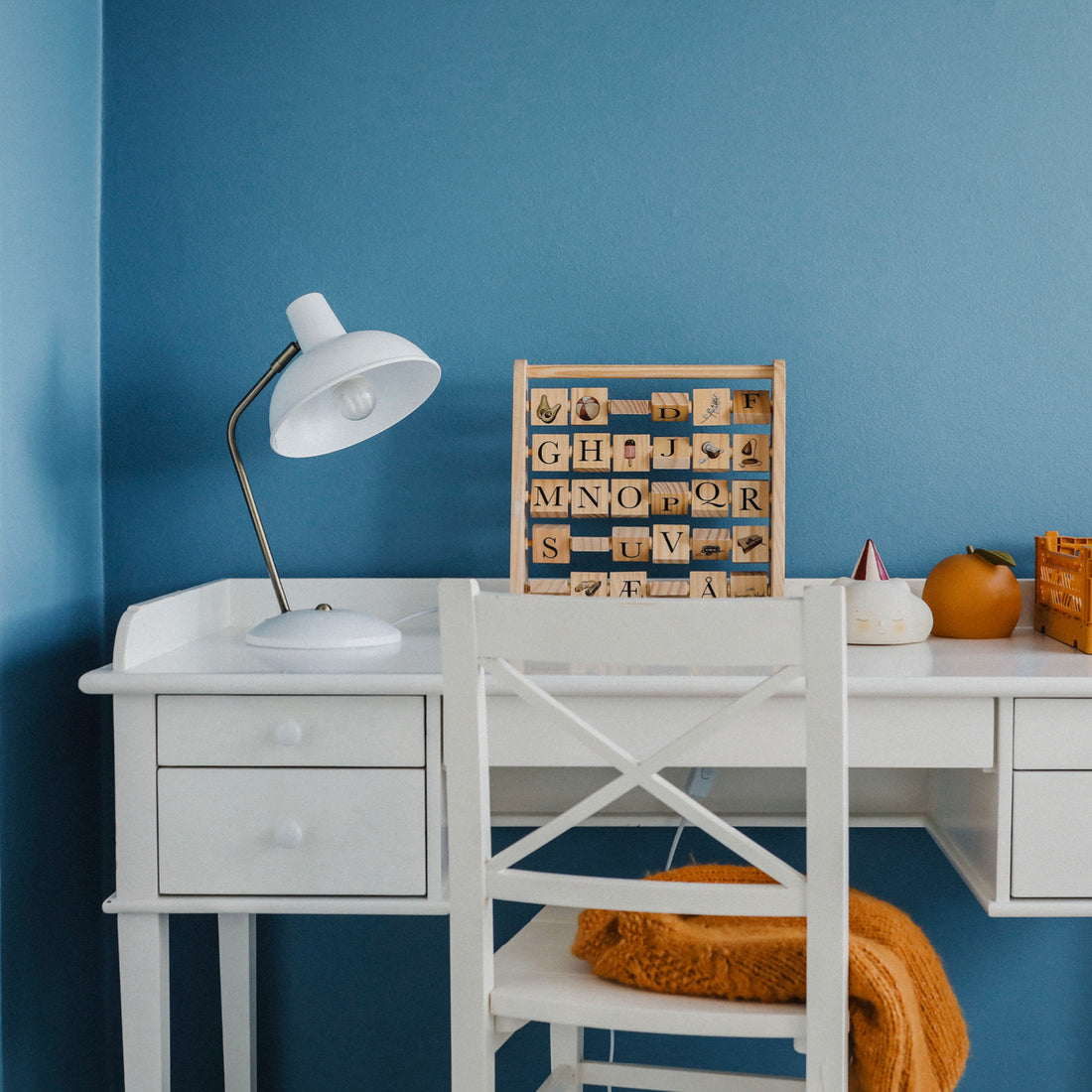 Leitmotiv Hood bordlampe i metal, Iron matt white