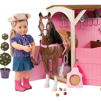 Our Generation dukketilbehør, hestestald vist med dukke og hest