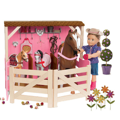 Our Generation dukketilbehør, hestestald vist med dukke og hest