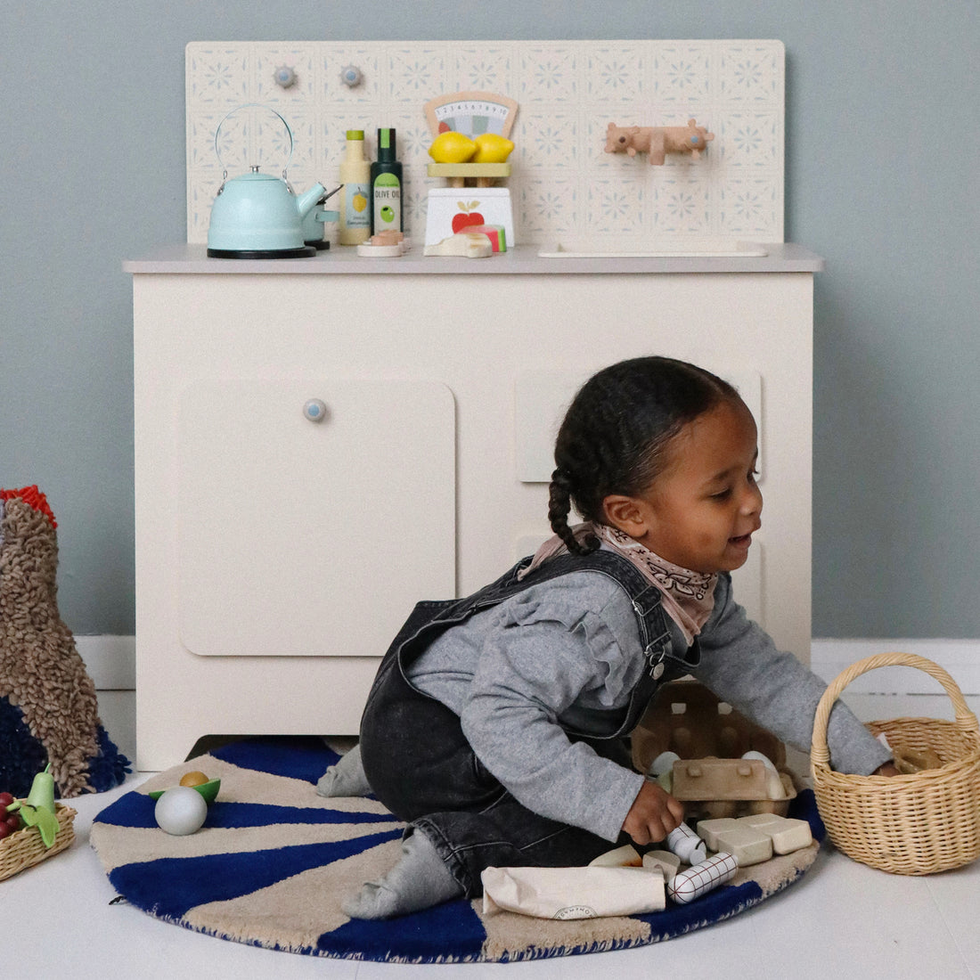 ferm Living gulvtæppe, rundt - Arch small, bright blue/off-white