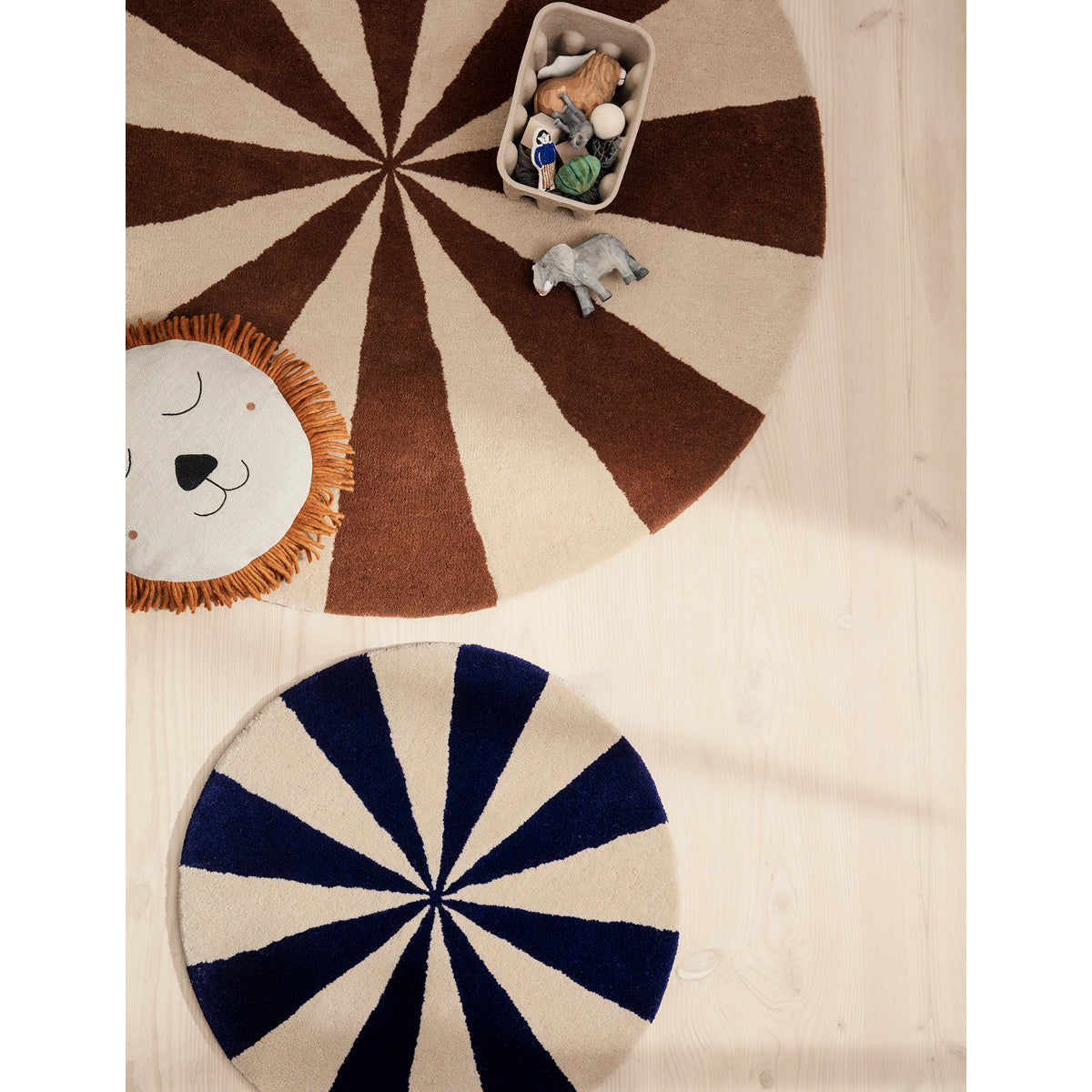 ferm Living gulvtæppe, rundt - Arch large, bright blue/off-white