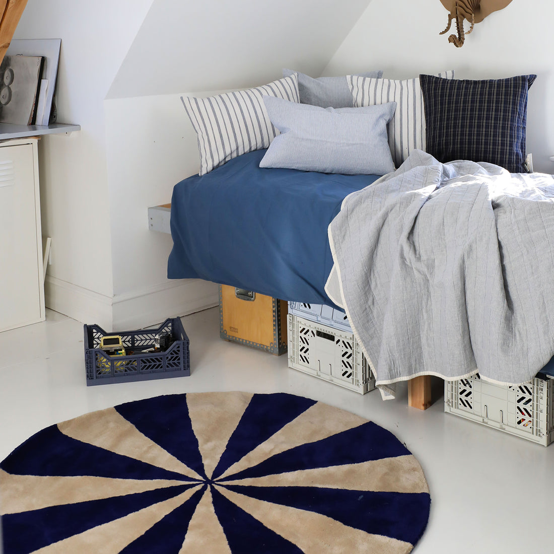 ferm Living gulvtæppe, rundt - Arch large, bright blue/off-white