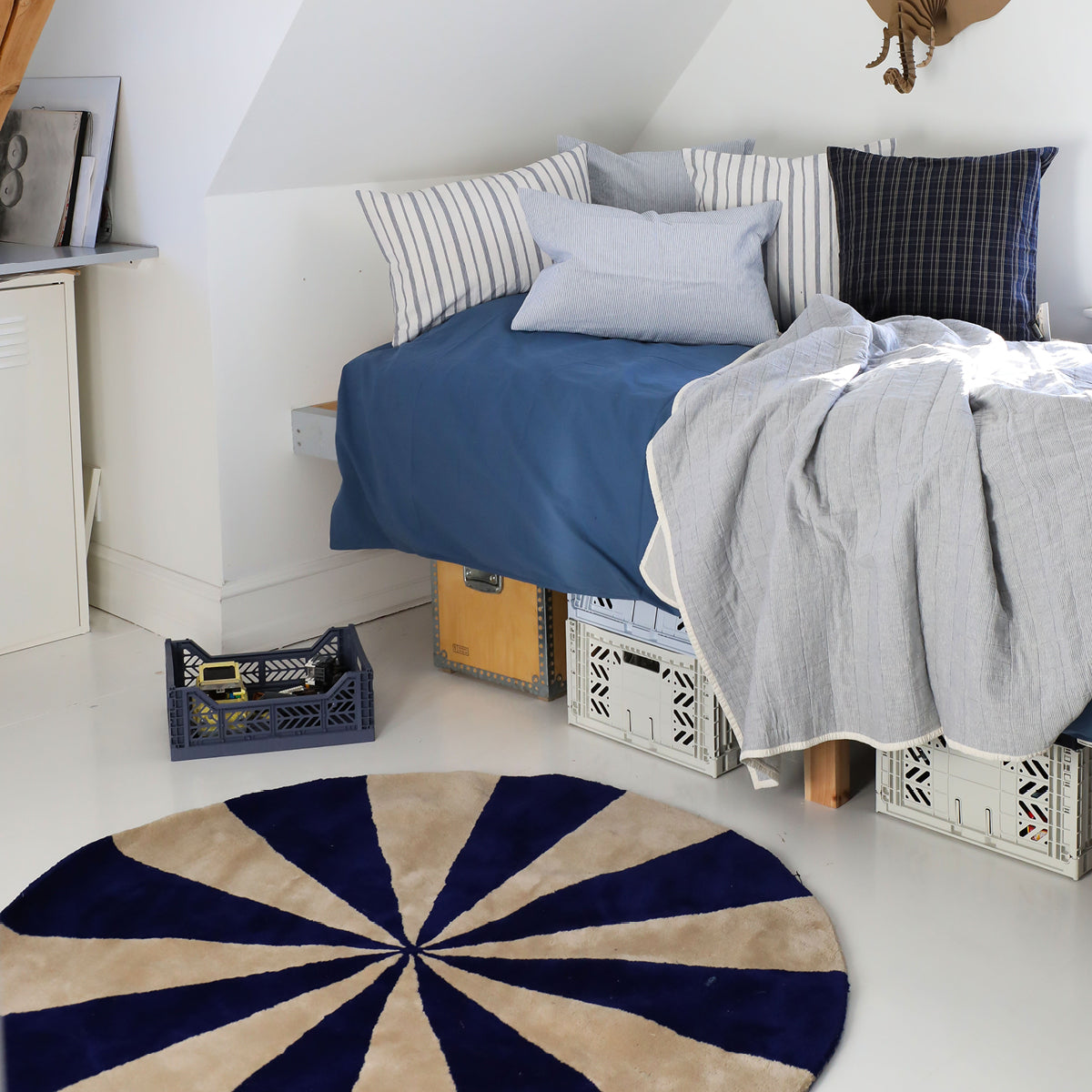 ferm Living gulvtæppe, rundt - Arch large, bright blue/off-white