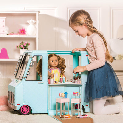 Our Generation dukketilbehør, isbil vist hvor en pige sidder på gulvet og leger med isbilen