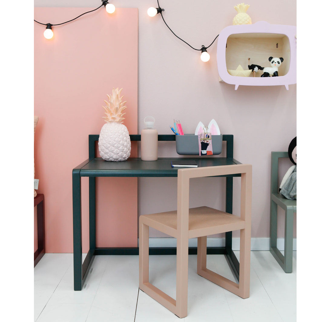 ferm Living serie med børnemøbler Little Architect vist på børneværelse