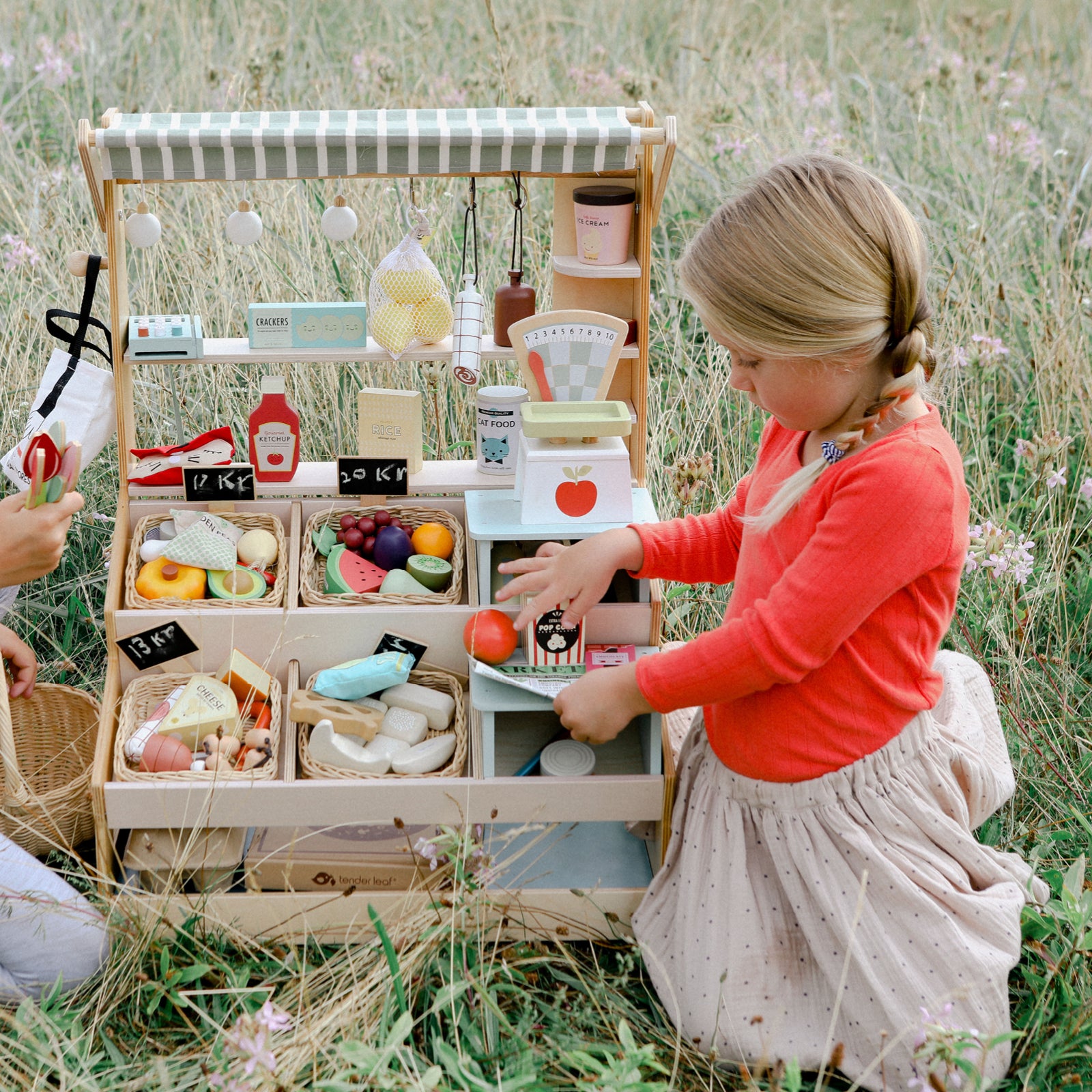 Tender Leaf, Markedsbod i træ