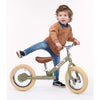 Trybike løbecykel, vintage green m. retro look - vist fra siden med barn
